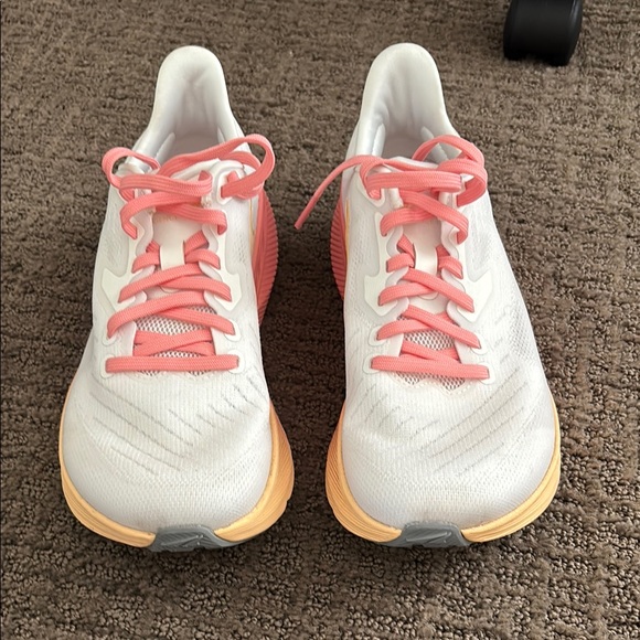 Altra Women’s Flow White and Pink Athletic Shoes - Picture 2 of 4